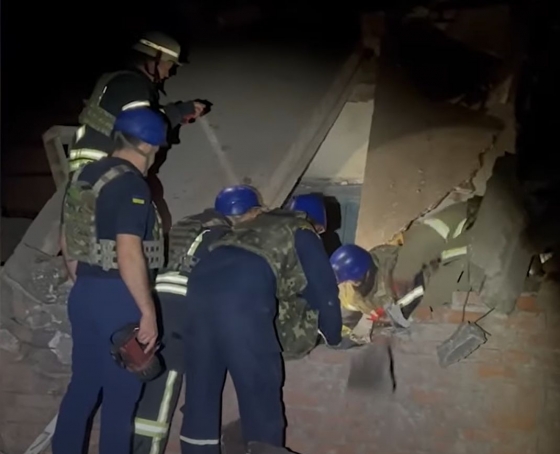 В Константиновке из-под завалов после ракетного удара вытащили женщину 