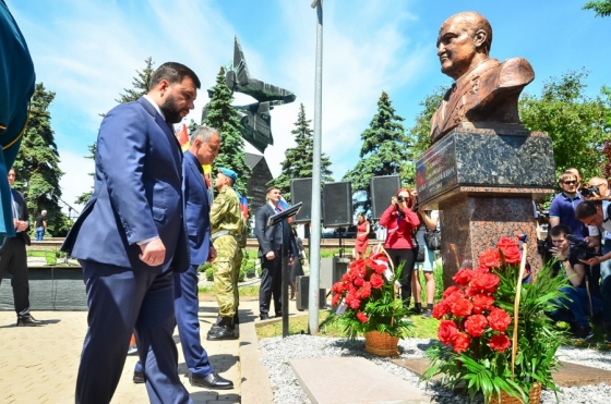 В центре Донецка установили бюст боевика «Мамая» 