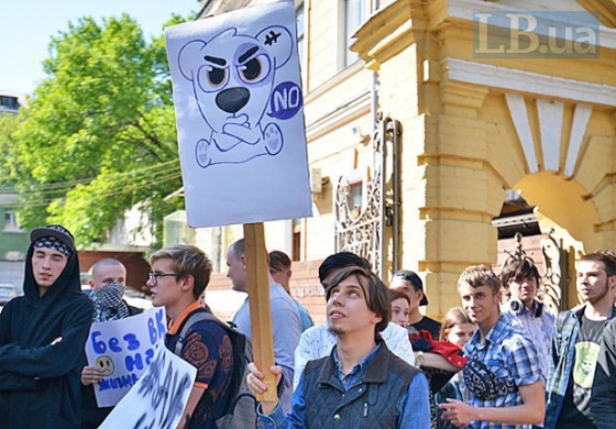На митинг в поддержку &quot;ВКонтакте&quot; в Киеве пришли меньше ста человек 