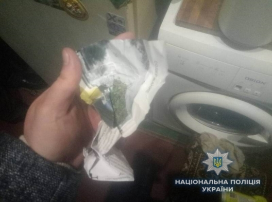 Полицейские нашли мужчину в розыске, у которого при себе были наркотики 