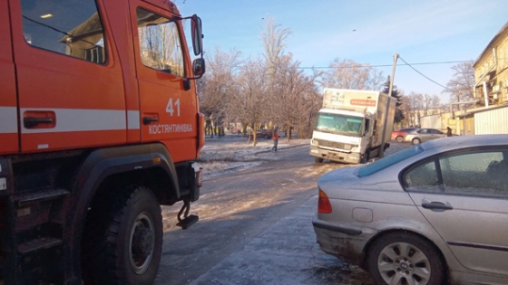 У Краматорському районі вантажівка через ожеледицю опинилася у відкритому люці тепломережі