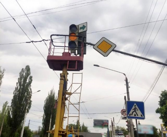 На одном из перекрестков с магистральной дорогой в Краматорске убрали «зеленую стрелку»