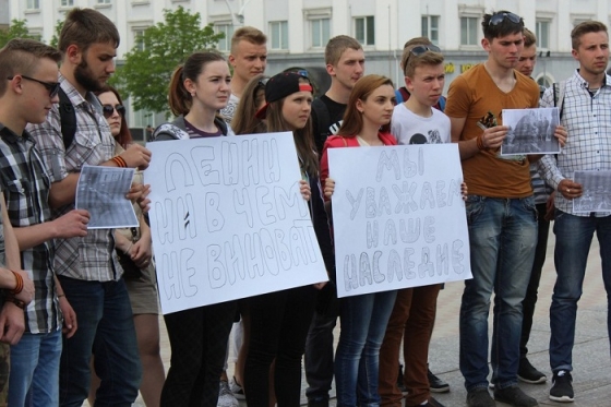 В оккупированном Луганске молодежь выгнали на «флешмоб» под названием «Ленин не виноват» (фото) 