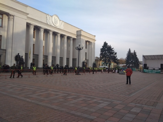 Под Радой с утра собрались около 300 протестующих 