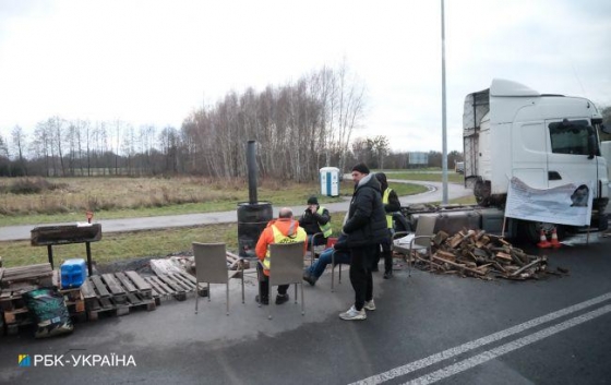 Близько 20 водіїв, які застрягли на кордоні з Польщею, бажають евакуюватись, - Деркач