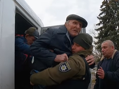 У Краматорському районі зі знищеного будинку евакуювали родину з 97-річним дідусем (відео)