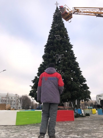 демонтаж праздничной иллюминации и главной елки Краматорска на площади Мира