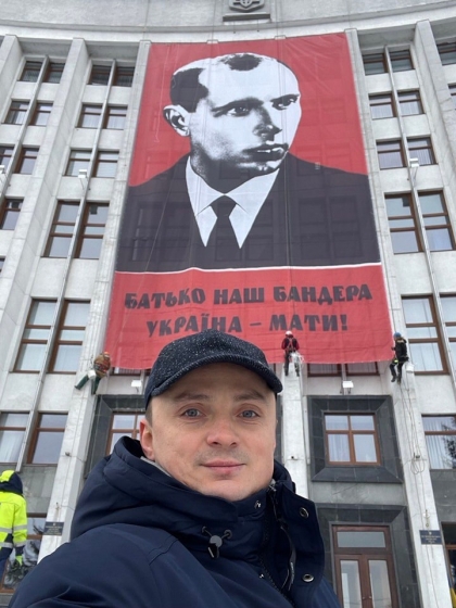 На фасаде Тернопольского облсовета вывешен гигантский баннер с портретом Бандеры