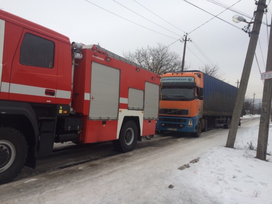 На дорогах Краматорска два грузовика не смогли обойтись без помощи спасателей 