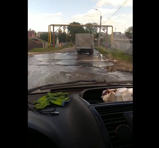 В Мариуполе оккупанты попытались возобновить водоснабжение – улицы наполнила вода 
