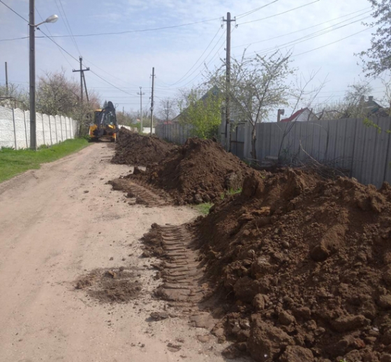 На одній із вулиць Краматорська водоканал виконує заміну водоводу