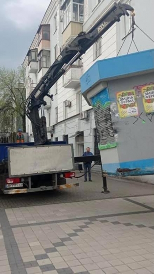 В Краматорске коммунальщики демонтировали ларек в районе площади Мира (фото)