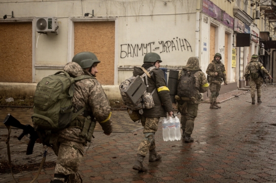 Рішення про відведення військ від Бахмуту наразі не ухвалювалося, - Череватий 