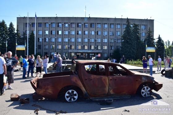 На площади в Славянске - сожженные автомобили
