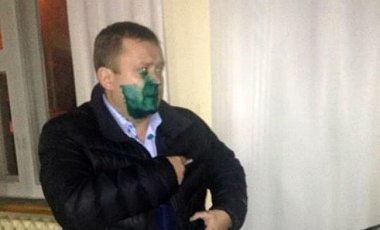 Главу криворожского теризбиркома облили зеленкой (фото)