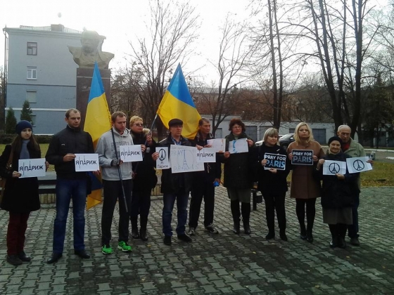 В Краматорске и Мариуполе почтили память жертв терактов в Париже 