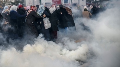 В Стамбуле полиция применила пластиковые пули и слезоточивый газ против демонстрантов