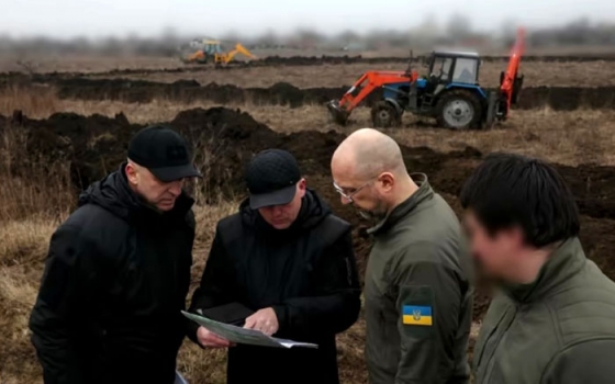 Шмигаль провів засідання Кабміну на Донеччині й оглянув будівництво фортифікацій