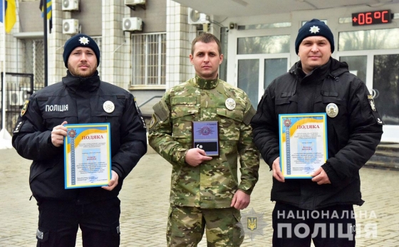 майор полиции получили трое полицейских