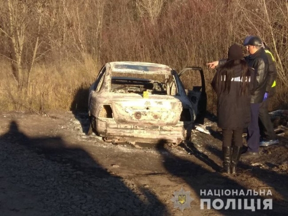 Полиция обнаружила дотла сожженный Opel вероятных подрывников автомобиля в центре Харькова