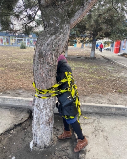 В Краматорске возле супермаркета АТБ люди поймали женщину на краже и привязали к столбу
