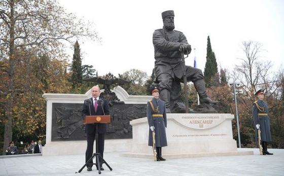 Путин в оккупированном Крыму открыл памятник царю Александру III