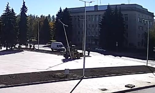 На обновленной площади в Краматорске экскаватор сбил столб уличного освещения 