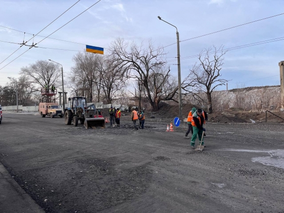 Комунальники працюють над аварійним ремонтом дороги на місці вчорашнього ракетного удару