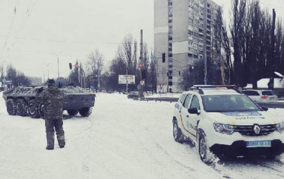 В Киеве из-за снегопада задействовали БТР 