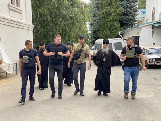 Зі Святогірської Лаври евакуювали 17 мирних мешканців – ВЦА 