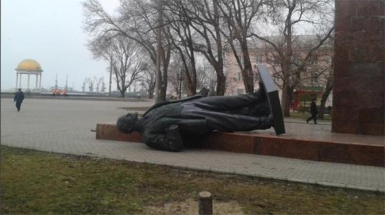 В центре Бердянска неизвестные снесли памятник Ленину