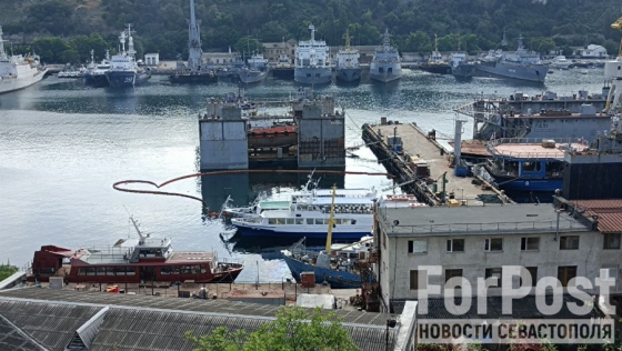 У бухті окупованого Севастополя затонув плавдок із судном