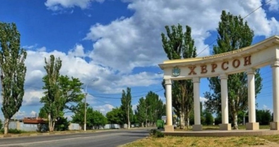 Окупанти обстріляли Херсон: є пряме влучання в заклад освіти, зруйновано магазин