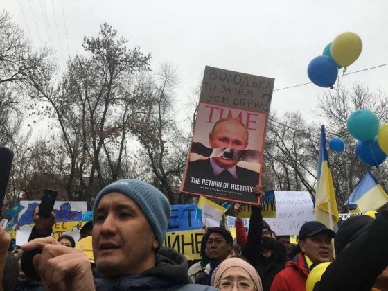 &quot;Путина под суд!&quot;. В Алматы прошел митинг в поддержку Украины (видео)