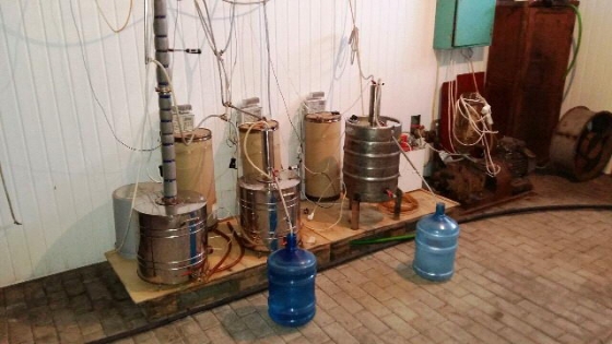 В Волновахском районе нашли подпольный цех по производству спирта (фото)