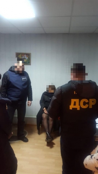 Начальницу отдела одного из управлений Госпродпотребслужбы на Донетчине поймали на крупной взятке 