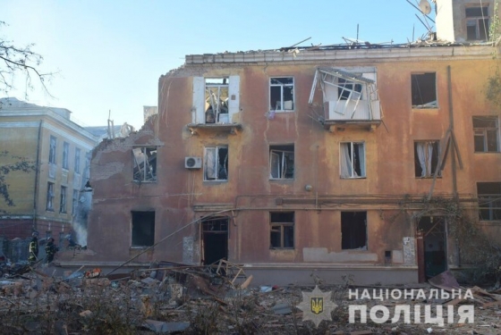 Росіяни вдарили по цивільних об’єктах Донеччини. Під завалами можуть бути люди, - Нацполіція