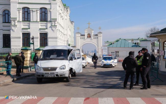 Віряни УПЦ МП знову блокують роботу комісії в Лаврі: що відбувається