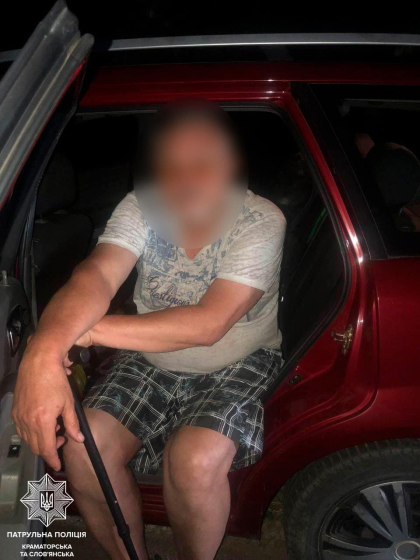 Нетверезий водій не впорався з керуванням та зніс опору дорожнього знака
