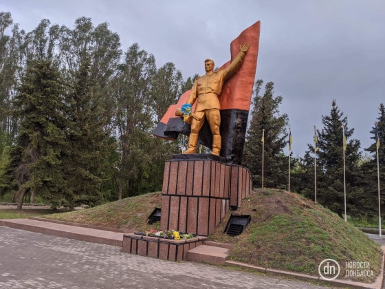 В Славянске на мемориале дорисовали черную полосу. Теперь похоже на флаг УПА 