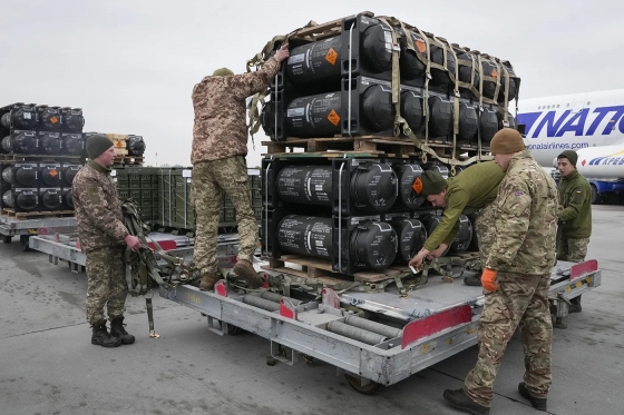 Компанії США не можуть виробляти зброю достатньо швидко, щоб задовольнити світовий попит, зокрема через війни в Україні та Ізраїлі, - Politico