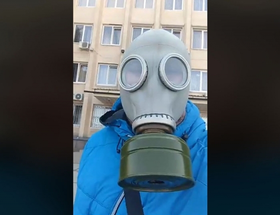 Горсовет Краматорска посетил с проверкой гражданин в противогазе