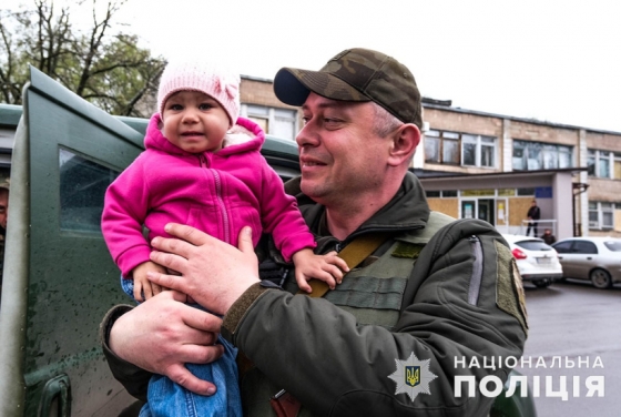 Евакуація триває: За один день з Красногорівки «білі янголи» вивезли п’ятьох дітей з батьками