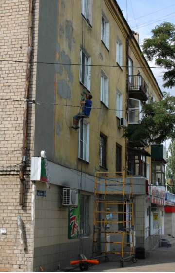 В Краматорске приступили к ремонту фасада еще одного дома 