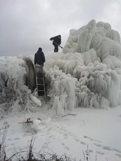 На месте повреждения водовода в Донецкой области вырос айсберг (фото)