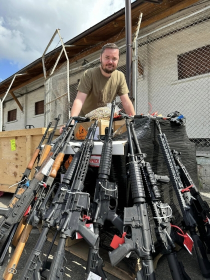 Поліція Маямі передала Україні 101 одиницю конфіскованої в США стрілецької зброї, - нардеп Заблоцький