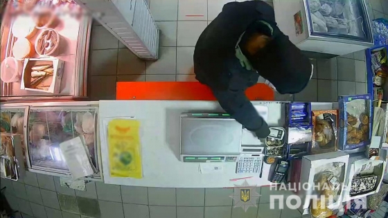 В Константиновке налетчик в маске и с ножовкой обчистил продуктовый магазин 