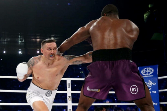 Усик переміг Дюбуа нокаутом і зберіг чемпіонські пояси
