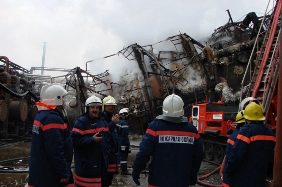Спалахнула пожежа на Волгоградському НПЗ: влада регіону заявила про атаку БПЛА (відео)