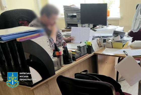 Переплатили за одноразовий посуд для шкільних укриттів 150 тис. гривень – повідомлено про підозру бухгалтерці з Києва